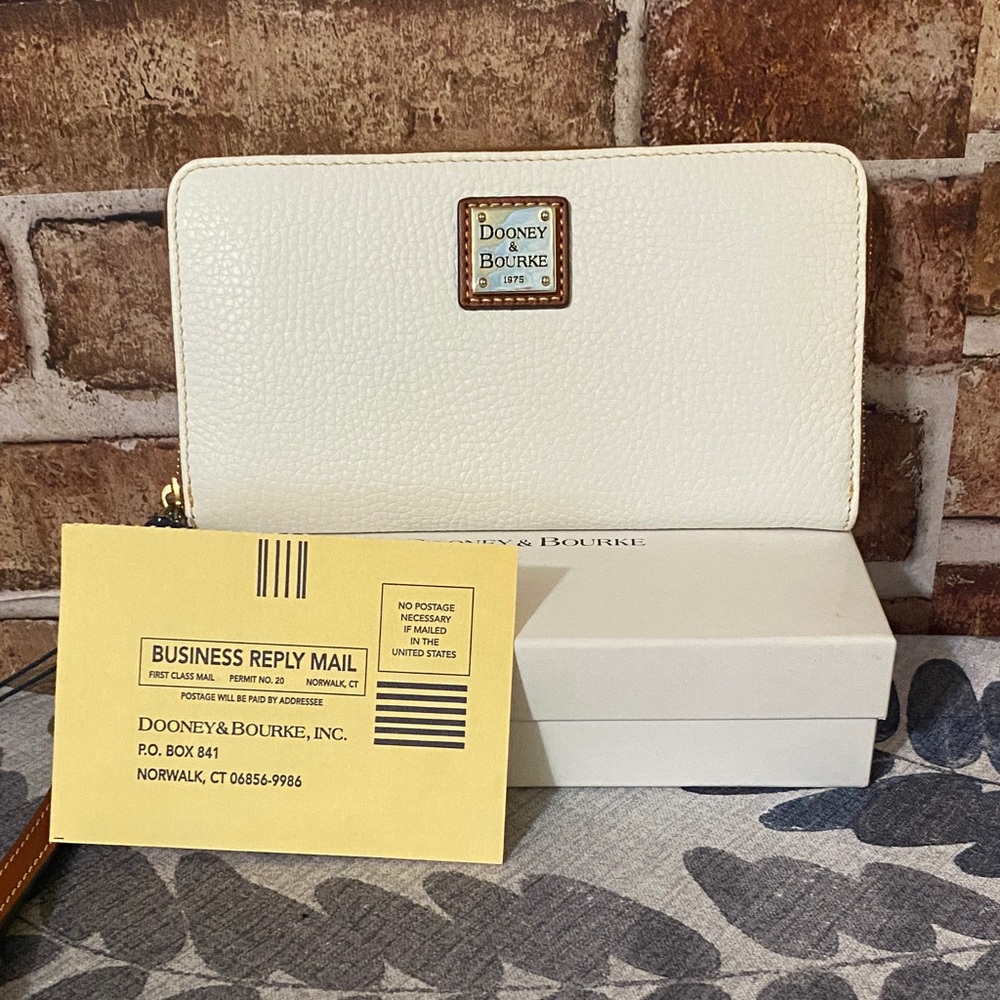 Dooney & Bourke Cream Zip Wallet nwt